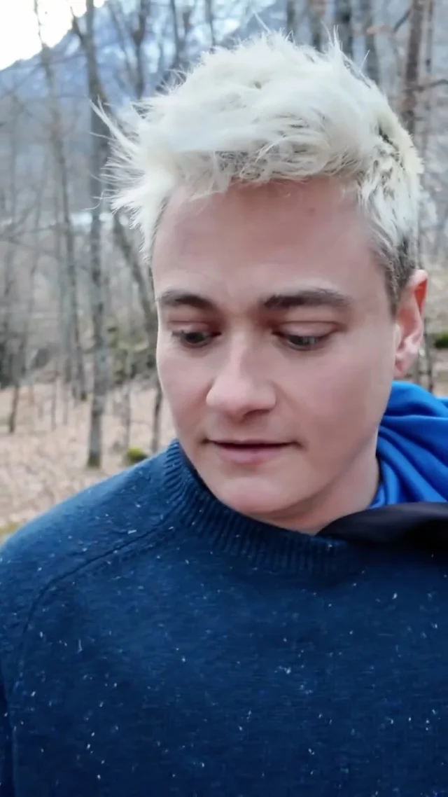 change my name - making of

j'ai eu l'idée de base de cette chanson en courant, alors je me suis dit que courir était un bon point de départ pour faire la vidéo qui va avec.

une nouvelle caméra qui suit les visages, une fin de journée en montagne avec un ami, un chemin caillouteux, la forêt au bout du chemin... et il restait plus qu'à tourner une bonne version!

j'ai beaucoup ri en montant cette vidéo, des pensées au chien merveilleux! 🐕🤍

ez

---

I got the initial idea for this song while running, so I figured it would be a good starting point for making the video that goes with it.

A new camera that tracks faces, a late afternoon in the mountains with a friend, a rocky path, the forest at the end of the trail... and all that was left was to shoot a good take!

I laughed a lot while editing this video — thoughts to the amazing dog! 🐕🤍

ez
