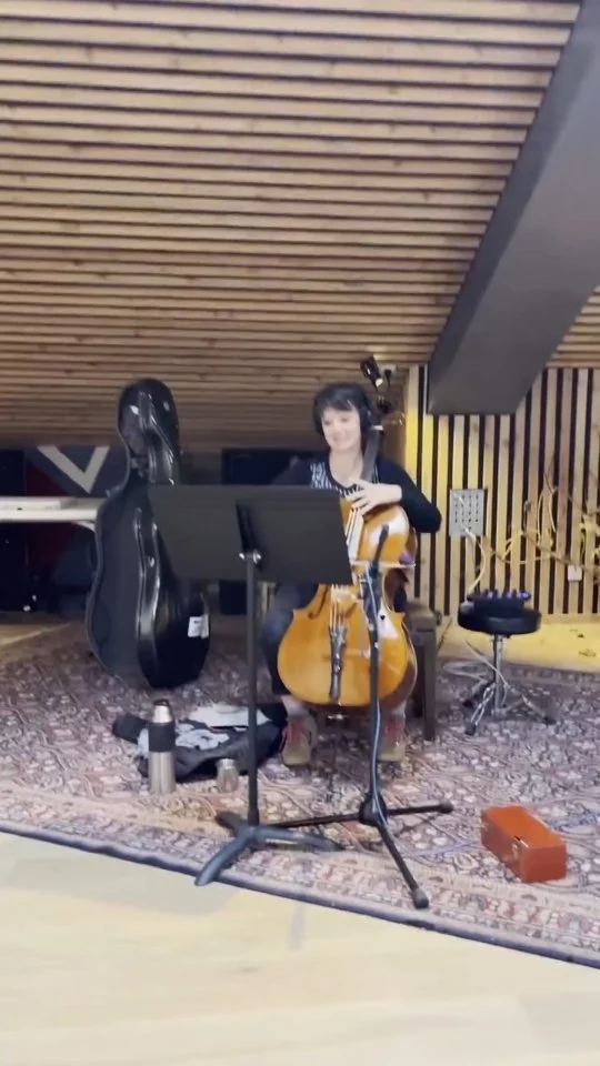 une fois la base de « dormant plants » enregistrée (piano-batterie-basse-voix), on a fait appel à la violoncelliste Sara Oswald pour donner de l’ampleur au morceau. elle est venue une journée au studio Farrago à Crissier. on a réfléchi ensemble aux lignes mélodiques, puis au moment de la prise on a fait passer le son dans un space echo pour lui donner une couleur qui rappelle un synthé. on a gardé sa proposition d’arrangement à deux cellos sur le dernier refrain!
🌱
once the basic track of “dormant plants” was recorded (piano, drums, bass, vocals), we brought in the cellist Sara Oswald to give the song more depth. she came for a day to the Farrago studio in Crissier. Together, we worked out the melodic lines, and when it was time to record, we ran the sound through a Space Echo to give it a tone reminiscent of a synthesizer. we kept her idea of a two-cello arrangement on the final chorus!